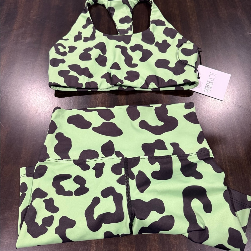 Beach Riot Workout Set, Neon Green Leopard Print -
Sports Bra L & Shorts M. - Picture 2 of 5